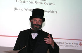 Ein gutgelaunter "Henry Dunant"
führte durch den Eröffnungsabend.
(Bild: DRK/Bangerter)