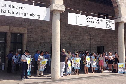 Bei fast 40 Grad sammelten sich die Unterst&uuml;tzer der Pflegekammer zun&auml;chst im Schatten.