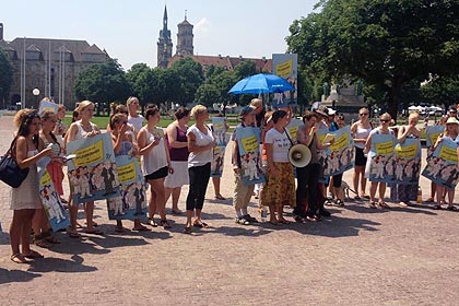 In der prallen Mittagssonne forderten professionell Pflegende die Pflegekammer.