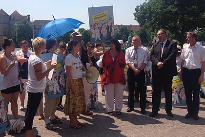 Nach erstem Z&ouml;gern begr&uuml;&szlig;ten Landtagsabgeordnete des Gremiums die Demonstranten.