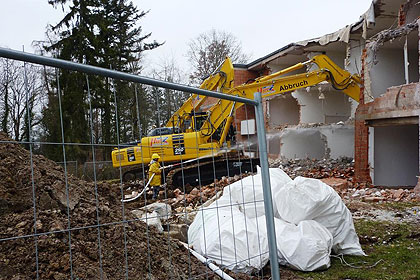Der Bauzaun sichert die Abrissstelle ab.