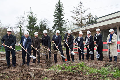 Beiteiligt am Spatenstich
waren Herr Leonhardt, Herr Alber, Herr
Serra, Herr Gemmeke, Herr Rimbach, Dr.
Vöhringer, Oberin Morlock-Schicks,
Frau Winkler, Frau Kohlweiler und Herr
Ellwanger.