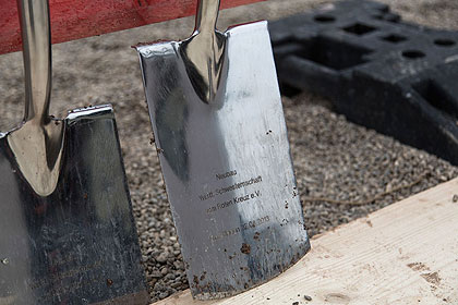 Die Spaten hatten eine Inschrift.