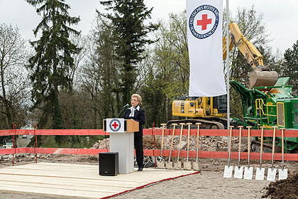 Oberin Morlock-Schicks begr��te die G�ste des Spatenstichs.