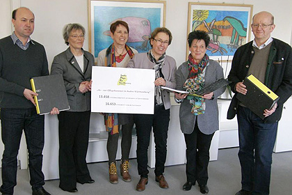 Eine Delegation des LPR BW &uuml;bergab 
            die gesammelten Unterschriften Sozialministerin 
            Altpeter.