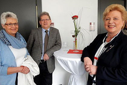 Frau Morlock-Schicks mit 
                Herr Ott und Frau Bechtler (v.r.).