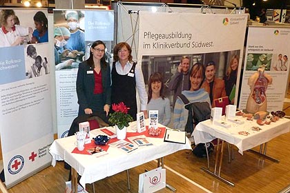 Am fr&uuml;hen Morgen: Frau Ke&szlig;ler und Frau Str&ouml;bel (v.l.) am Messestand 
der WSSRK sowie der Akademie im Klinikverbund S&uuml;dwest bei der Interkom 2013.