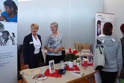 In Uhingen am 19. Oktober 2013: Frau Moor gemeinsam mit Frau am Messestand der 
WSSRK sowie der Schule f&uuml;r Pflegeberufe der ALB FILS KLINIKEN.