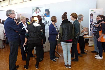 Der Andrang war gro&szlig;: Frau Moor mitten in einem Messegespr&auml;ch.