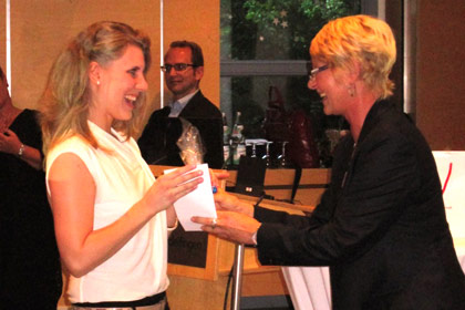 Gl&uuml;ckw&uuml;nsche 
                gab es zahlreiche f&uuml;r die Frischexaminierten, 
                hier in B&ouml;blingen.