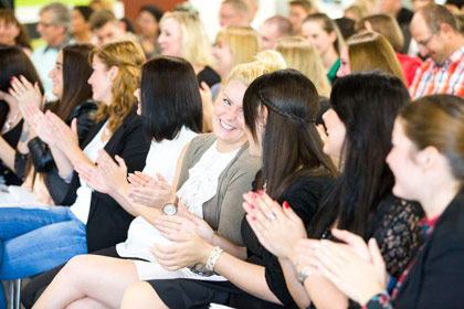 Die Freude, das Examen 
                bestanden zu haben, war bei allen gro&szlig;.