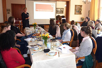 Frau Moor begr&uuml;&szlig;te 
                die neuen Sch&uuml;lerinnen am 27. M&auml;rz 
                in der WSSRK.