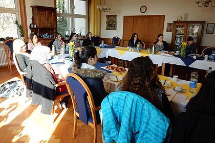 Bei Kaffee und Brezeln 
                lauschten die Rotkreuzsch&uuml;lerinnen 
                gespannt.