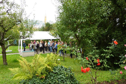 Auch eine kurze Haus- 
                und Gartenf&uuml;hrung stand auf dem 
                Programm.