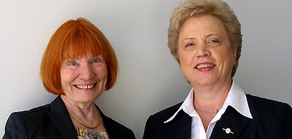 Endlich das Examen geschafft - Marion Nau (Mitte), Lehrerin an der
Schule für Pflegeberufe Kirchheim-Nürtingen, freute sich
mit den beiden Schülerinnen der Württembergischen Schwesternschaft
vom Roten Kreuz e. V.