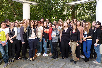 Bekamen die wohlverdienten Broschen nach bestandener
                Probezeit: der Kurs Oktober 2011 der Schule f&uuml;r Pflegeberufe
                der Kliniken des Landkreises G&ouml;ppingen gGmbH.