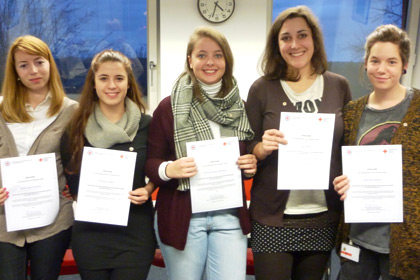 Das Probehalbjahr ist geschafft:
Unser Broschenfest am 17. November 2015
an der Schule für Gesundheitsberufe
des Klinikverbunds Südwest. Wir sagen
nochmals herzlichen Glückwunsch und
weiter so!