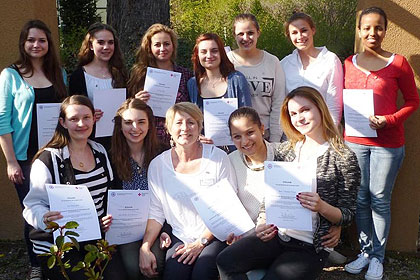 Der Herbstkurs 14 des 
                Bildungszentrums am Klinikum Stuttgart 
                feierte sein Broschenfest am 09. April 
                2015. Wir gratulieren zum bestandenen 
                Probehalbjahr!