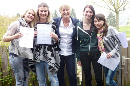 Der Herbstkurs 14 des 
                Bildungszentrums am Klinikum Stuttgart 
                feierte sein Broschenfest am 09. April 
                2015. Wir gratulieren zum bestandenen 
                Probehalbjahr!