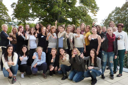 Am Einf&uuml;hrungstag 
            begr&uuml;&szlig;te die WSSRK einen Teil 
            der mehr als 60 neuen Sch&uuml;lerinnen.