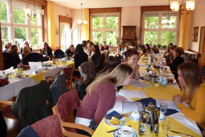 Bei der Gruppenarbeit 
                zum Thema Berufsethische Grunds&auml;tze 
                wurde munter diskutiert.