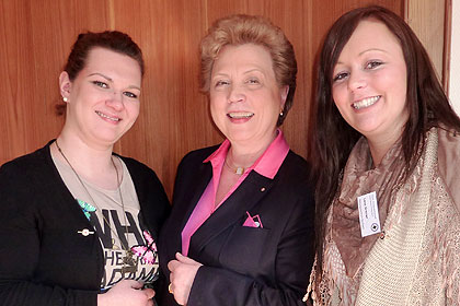 Oberin Morlock-Schicks gemeinsam mit Frau Djurdjeciv 
            (l.) und Frau Greiner (r.)