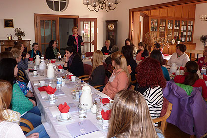 Unsere Oberin, Frau Morlock-Schicks, hei&szlig;t 
                die angehenden Sch&uuml;lerinnen willkommen