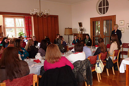Frau Moor, Beiratsmitglied aus dem Klinikum Stuttgart, 
                erkl&auml;rt die Aufgaben des Beirats