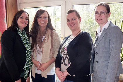 Frau Deuscher zusammen mit Frau Greiner, Frau Djurdjevic 
                und Frau Ke&szlig;ler (v. l.)