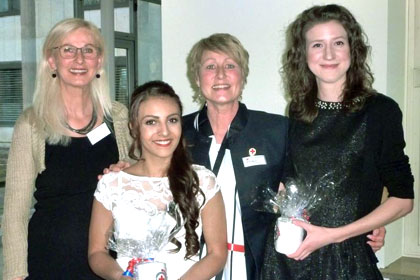 Frau Moor gratulierte den Absolventinnen 
            u.a. bei der Examensfeier in B&ouml;blingen.