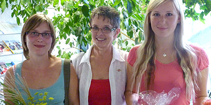 Endlich das Examen geschafft - Marion Nau (Mitte), Lehrerin an der
Schule für Pflegeberufe Kirchheim-Nürtingen, freute sich
mit den beiden Schülerinnen der Württembergischen Schwesternschaft
vom Roten Kreuz e. V.