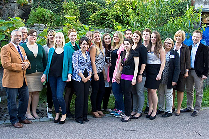 Die Absolventen der ALB
FILS KLINIKEN in Geislingen gemeinsam mit
Rektor Lucio Cecconi.