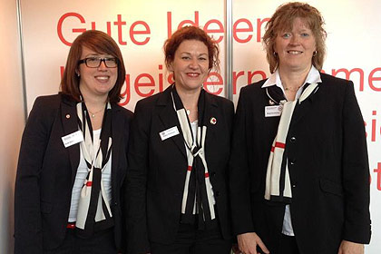 Frau Schicks-Sultanie, 
                Frau Knirsch und Frau Kohlweiler am 
                ersten Tag der Messe.