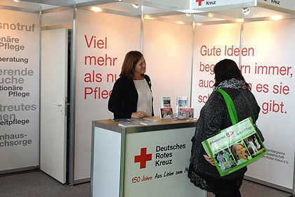 Frau Str&ouml;bel im 
                Gespr&auml;ch mit einem Messebesucher.