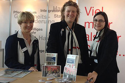 Auch Frau Thomann, Frau 
                Kohlweiler und Frau Ke&szlig;ler berieten 
                Interessierte vor Ort.