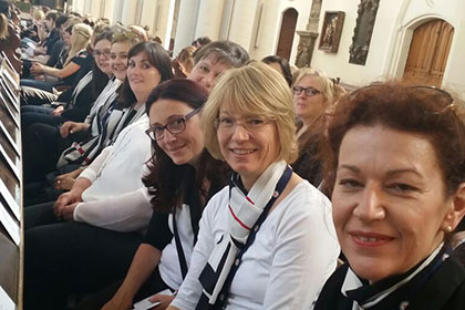 Kurz vor Beginn des traditionellen 
                Er&ouml;ffnungsgottesdienstes.