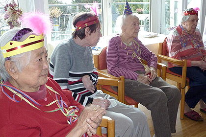 Gespanntes Warten auf 
                das Bauchtanz-Duo.