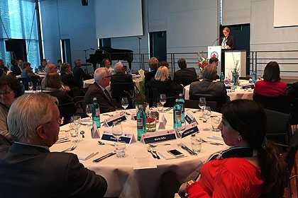 Durch den Festakt führte
Frau Arlt, stellvertretende Vorsitzende.