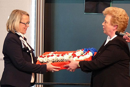 Symbolisch f&uuml;r den 
                F&uuml;hrungswechsel &uuml;bergab Frau 
                Morlock-Schicks Frau Scheck einen Blumenschl&uuml;ssel.