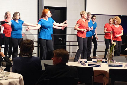 Die Gruppe Barbaras Red 
                Cross Sisters sorgte f&uuml;r schwungvollen 
                Zumba.