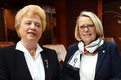 Oberin Barbara Morlock-Schicks 
                gemeinsam mit Ihrer Nachfolgerin Frau 
                Susanne Scheck.