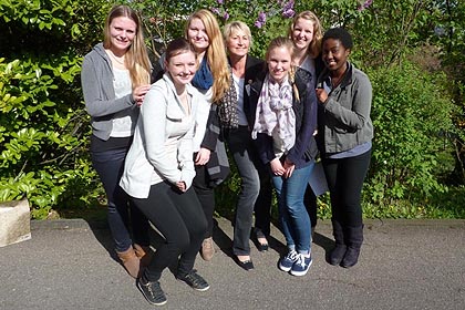 Der Herbstkurs 2013 des Bildungszentrums am Klinikum Stuttgart feierte sein Broschenfest am 08. April 2014 im Mutterhaus der WSSRK. Wir gratulieren zum bestandenen Probehalbjahr!