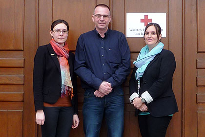 Frau Ke&szlig;ler, Herr Knirsch und Frau Deuscher vor dem Haupteingang der WSSRK