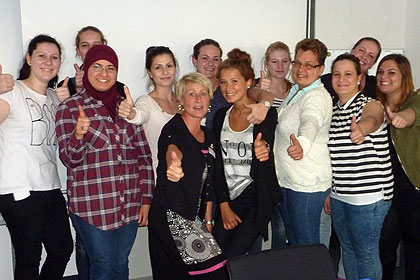 Der Herbstkurs '13 der
            Schule f&uuml;r Gesundheitsberufe des Klinikverbunds
            S&uuml;dwest feierte am 17.06.2014 sein
            bestandenes Probehalbjahr mit dem traditionellen
            Broschenfest. Die W&uuml;rttembergische
            Schwesternschaft gratuliert nochmals herzlich.
