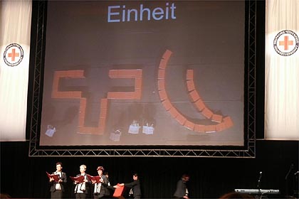 Die Grunds�tze des Roten Kreuzes bei der Er�ffnungsveranstaltung.