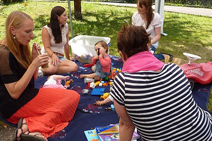Die Kleinen konnten sich 
                in der extra f&uuml;r Sie bereitgestellten 
                Spielecke austoben.
