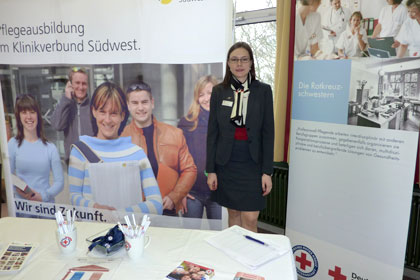 Frau Ke&szlig;ler am gemeinsamen 
            Messestand des Klinikverbunds S&uuml;dwest 
            und der WSSRK