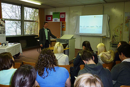 Herr Hoffmann vom Klinkverbund 
                S&uuml;dwest informiert mittels einer 
                Pr&auml;sentation