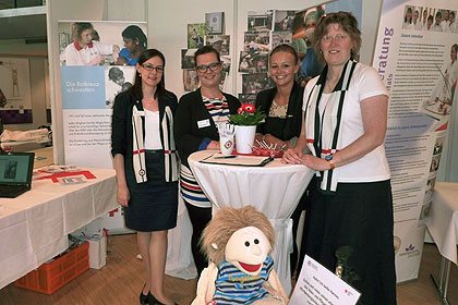 Frau Kohlweiler gemeinsam 
            mit Frau Greiner, Frau Djurdjeciv und Frau 
            Ke&szlig;ler (v.l.) am Messestand der WSSRK 
            in B&ouml;blingen.