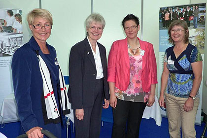 Ein Teil des Team, welches am zweiten Messetages am Stand der DRK-Schwesternschaft beriet: Frau Gaschler, Frau Reif, Frau Schetter und Frau Moor (v.l.). 